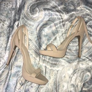 Nude pumps